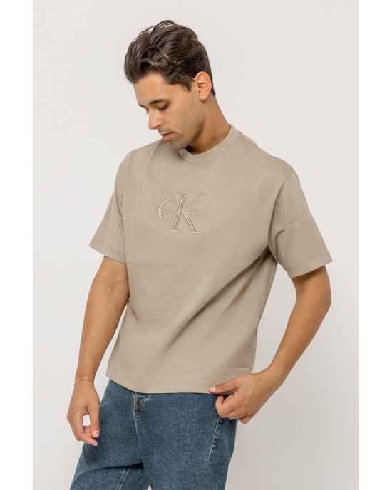 T-shirt Calvin Klein μπεζ ΚΟΝΤΟΜΑΝΙΚΕΣ