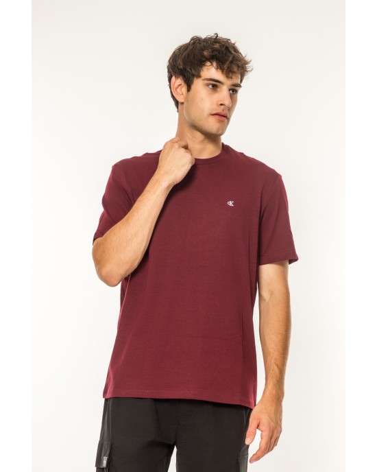 T-shirt Calvin Klein μπορντό ΚΟΝΤΟΜΑΝΙΚΕΣ