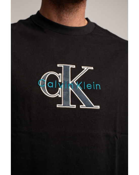 T-shirt Calvin Klein μαύρο ΚΟΝΤΟΜΑΝΙΚΕΣ