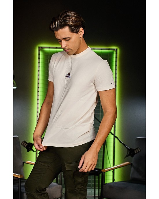 T-shirt Tommy Jeans εκρού ΚΟΝΤΟΜΑΝΙΚΕΣ